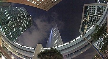 I grattacieli di Shiodome, in una foto fisheye fatta di notte.
