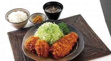 Piatto di tonkatsu, accompagnato da zuppa di miso e riso.