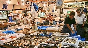 Commercianti vendono pesce, nel pittoresco mercato di Tsuiji.