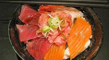 Ciotola di donburi: riso con sopra tonno, salmone e negitoro.