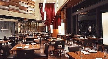 Interni del ristorante Wolfgang Puck a Tokyo.