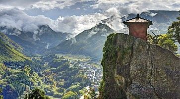 Il pittoresco tempio Yamadera, arroccato sulle montagne.