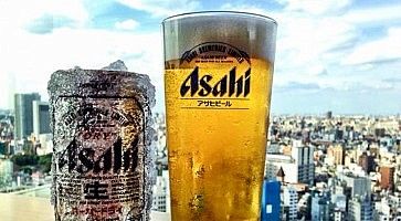 Birra all'Asahi Sky Room, vicino alla finestra, e la vista di Asakusa.