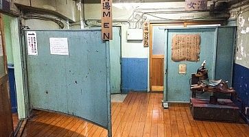 Gli interni dell'Asakusa Kannon Onsen.