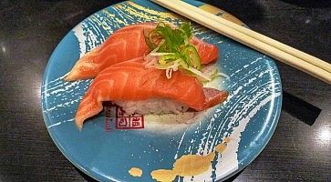 Piattino con sushi al salmone, da Heiroku Sushi.