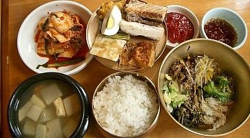 Pranzo tradizionale all'izakaya Owaike a Tokyo.