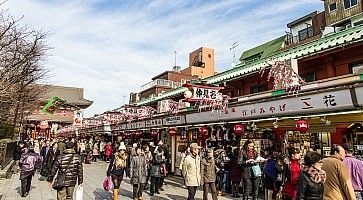 Bancarelle lungo la Nakamise Dori ad Asakusa.