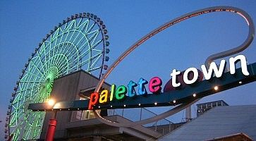 L'insegna di Palette Town e dietro la ruota panoramica di Odaiba.