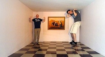 Due persone in posa per una foto molto particolare al Tokyo Trick art Museum.