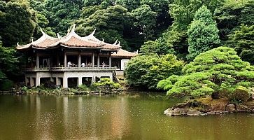 Costruzione tradizionale al parco Shinjuku Gyoen.