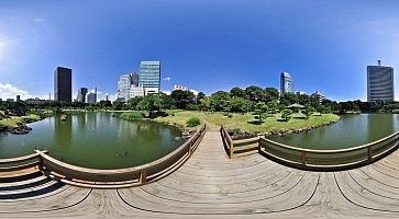 Il Giardino Kyu Shiba Rikyu in una giornata estiva.