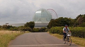 Un signore giapponese in bici, al parco Kasai Rinkai.