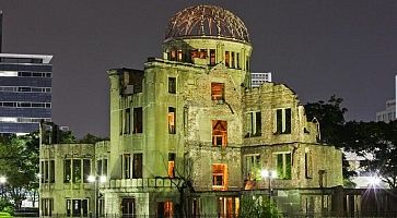 Le rovine dell'A-Bomb Dome di Hiroshima, di notte.