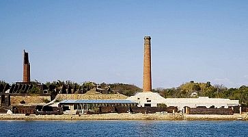 Antica raffineria sull'isola di Inujima.