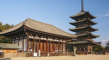 Il tempio Kofuku-ji a Nara, e la pagoda.