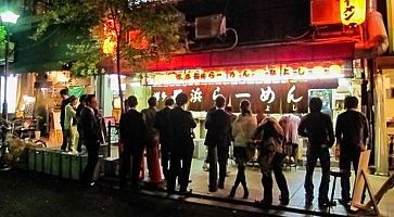 Clienti in coda per mangiare ramen da Nagahama Ramen Miyoshi a Kyoto.