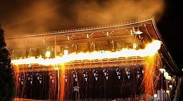 Il festival di Omizutori, nel momento in cui viene acceso il fuoco.