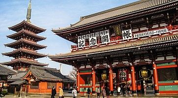 La pagoda del tempio Senso-ji di Asakusa e il portale Hozomon.