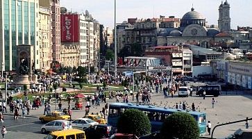 Piazza Taksim vista da Istiklal Caddesi.