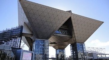 Esterno dell'edificio Tokyo Big Sight, nella zona di Odaiba.