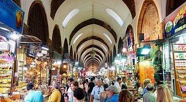 Le tipiche strade del Bran Bazaar di istanbul.