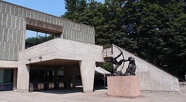 L'ingresso del Museo Nazionale d'Arte Occidentale a Ueno, con una statua di Rodin.