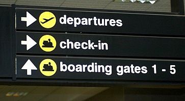 Indicazioni in aeroporto, per partenze, check-in e gates.