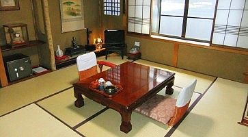 Stanza tradizionale con tatami al Sumiyoshi Ryokan di Takayama.