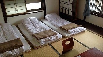 Stanza con tatami e futon al Ryoso Kawaguchi.