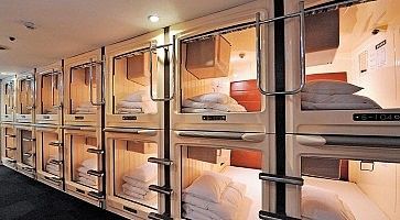 Le capsule/stanze al capsule hotel Sunplay di Osaka.