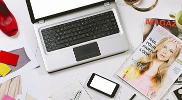 Computer, smartphone e una rivista.