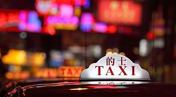 Dettaglio di un taxi in un paese asiatico.