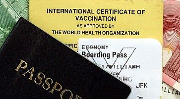 Passaporto e certificato internazionale di vaccinazione.