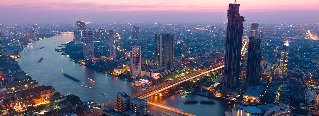 La vista di Bangkok al tramonto e il fiume Chao Phraya.