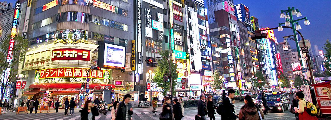 La zona di Shinjuku Eset, ricca di luci a neon.