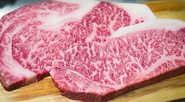 Dettaglio di alcune fette di carne wagyu a 5.