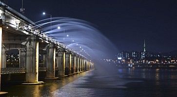 Il Ponte Banpo di notte.