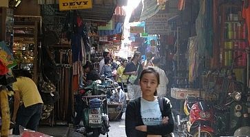 La stretta strada di Sampeng Lane, nella chinatown di Bangkok.