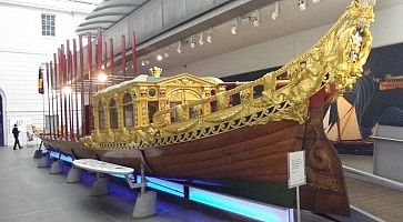 Riproduzione di una nave al Royal Barges Museum.