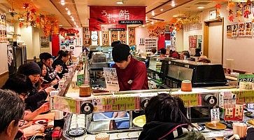 L'interno del ristorante di kaiten sushi Akagakiya, ad Osaka.