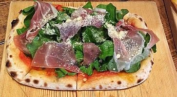 Pizza con prosciutto e rucola, al ristorante Apizzaa. Tokyo.