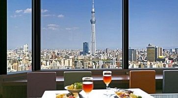 Tavolo vicino alle finestre all'Asakusa view Hotel, da cui si può ammirare Tokyo e la Tokyo Sky Tree.