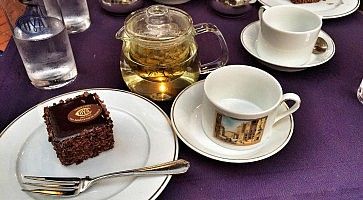 Torta Sacher e tisana alla pasticceria Cova a Tokyo.