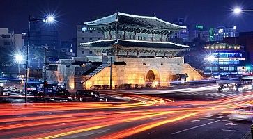 Il Dongdaemun Gate, nel centro di Seoul.