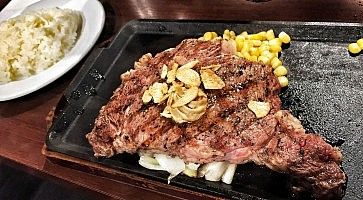 Bistecca di manzo alla piastra, alla catena Ikinari Steak.