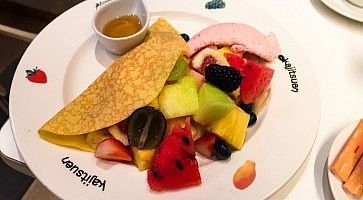 Piatto di frutta mista con crepe, da Kajitsuen.