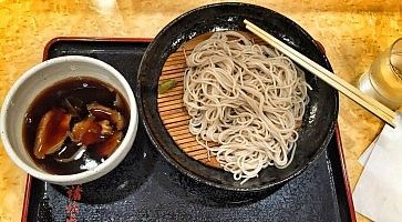 Soba "kamo seiro", con brodo e carne d'anatra, alla catena Komoro Soba.