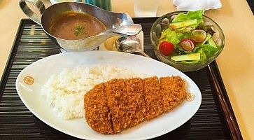 Cotoletta tonkatsu con riso al curry, al ristorante Maisen.