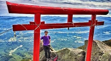 Marco Togni sulla cima del Monte Iwaki, vicino ad Hirosaki.