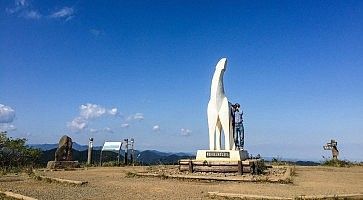 Scultura sulla cima del Monte Jimba.